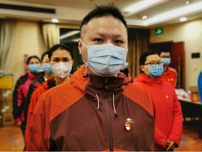 【永远跟党走】疫情之下、责任至上，男护士的铁汉柔情——记泡泡捕鱼官网下载重症医学科一区护士李咏翔