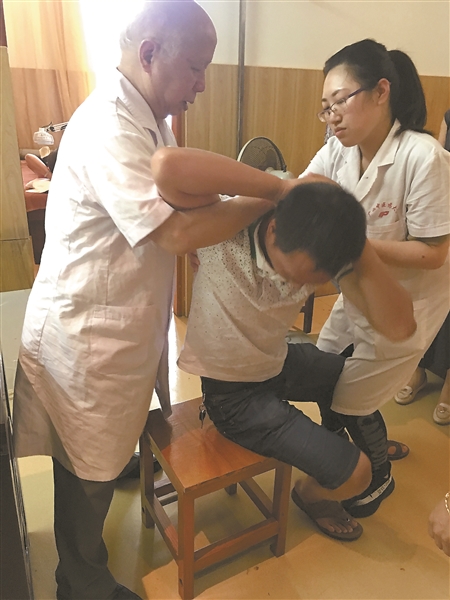 【南国早报】“行医救人 无怨无悔”――记国医大师、泡泡捕鱼官网下载终身教授韦贵康
